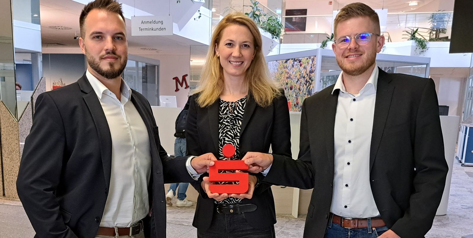 Marcel Corsi (links) und Tobias Schwebs (rechts) haben die Leitung des Sparkassen-Beratungscenters Harburg von Sophia Aßmann übernommen. Foto: Sparkasse