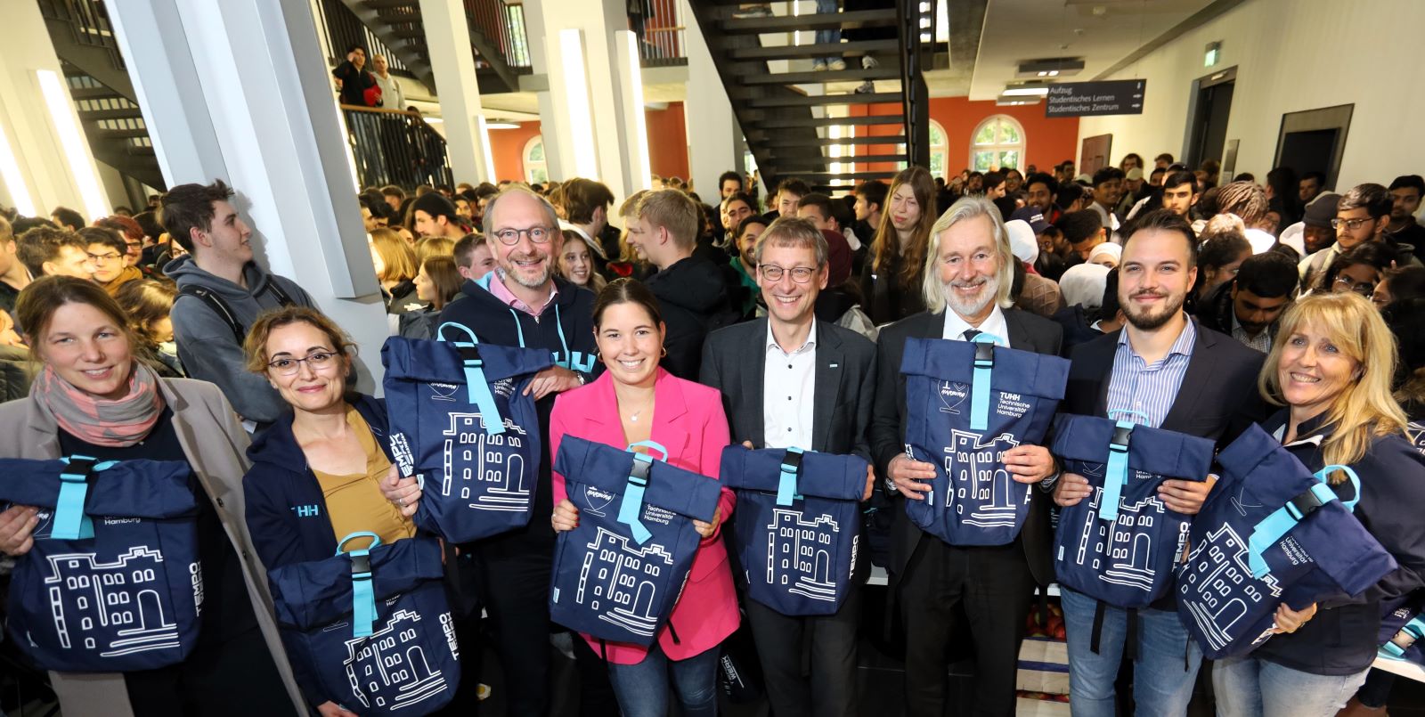 Gleich gehts los: Henrike Lorenz, Valbona Scharfenberg, Ralf Grote, Louisa Knipschild, Andreas Timm-Giel, Dierk Trispel, Marcel Corsi  und Britta Bünning kurz vor dem Startschuss. Foto: Christian Bittcher