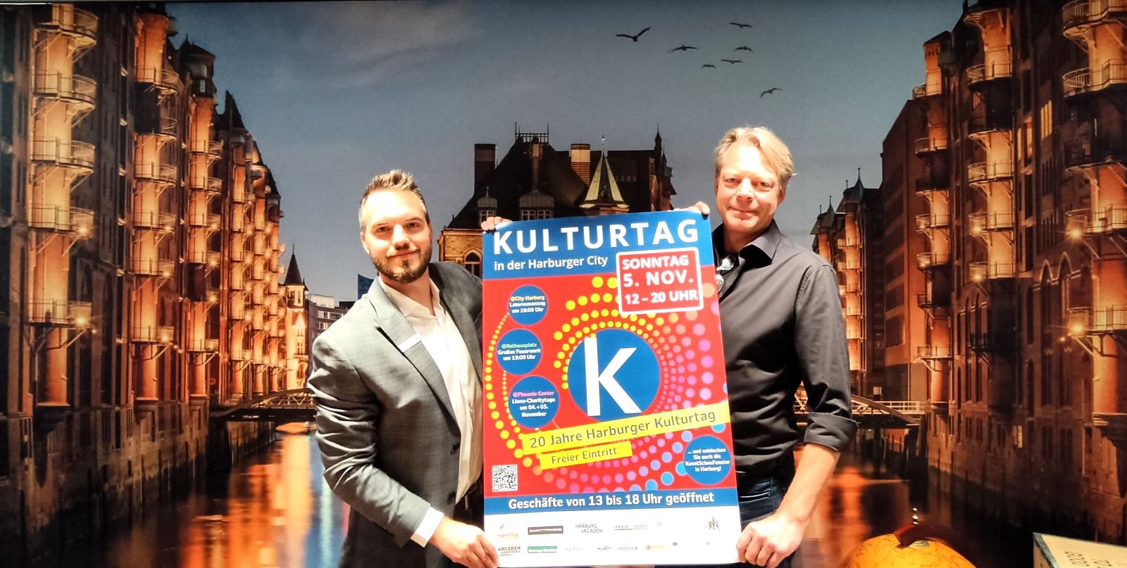 Marcel Corsi (Regionalleiter der Sparkasse Harburg-Buxtehude) und Jens Brauer (Leiter der Abteilung Stadtgeschichte im Harburger Museum) freuen sich auf die Besucher. Foto: Sparkasse