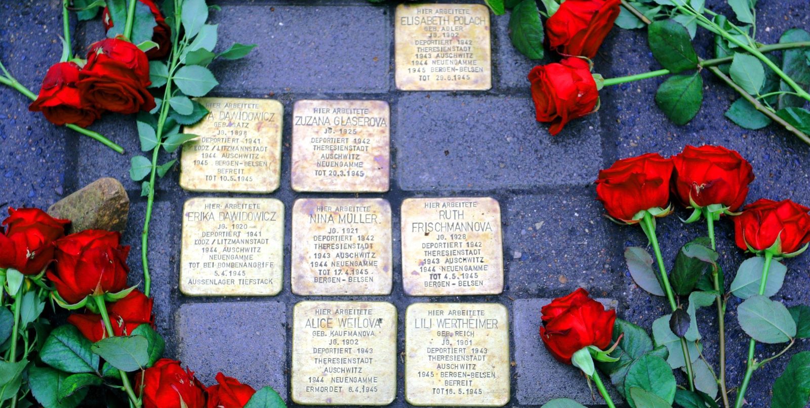 Am Sonntag, 5. November, beginnt der Stolpersteinrundgang um 15 Uhr auf dem Harburger Rathausplatz. Foto: Christian Bittcher