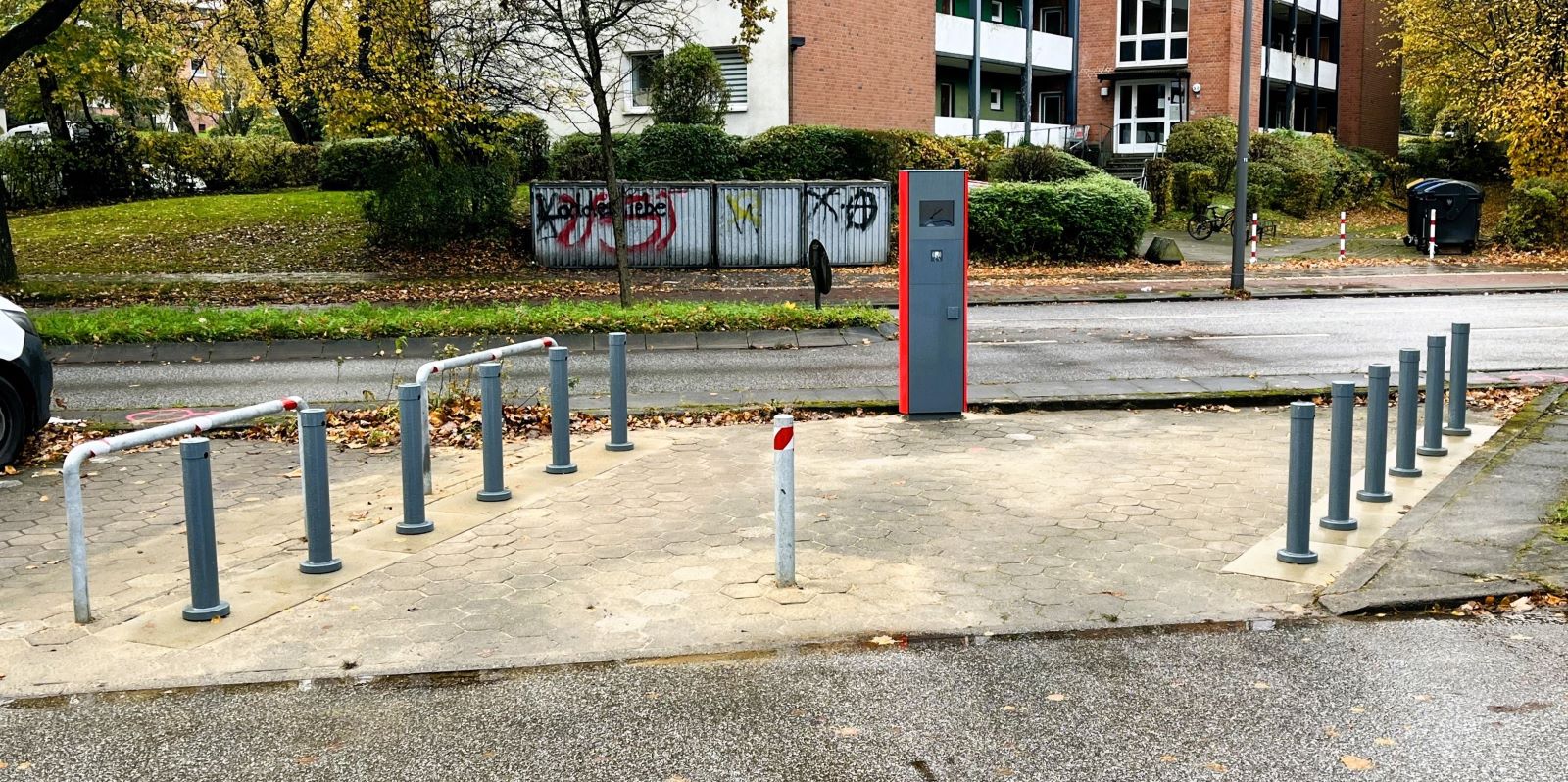 Zwei Parpklätze weniger: Am Ernst-Bergeest-Weg entsteht eine neue StadtRAD-Station. Foto: Christian Bittcher