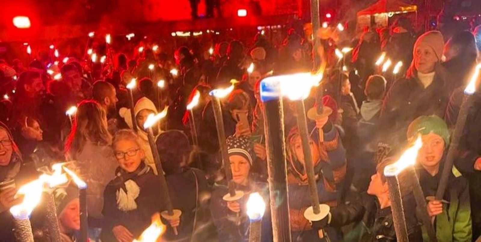 Besonders für die Viertklässler eine aufregende Sache, denn sie durften mit ihren Fackeln am Ende des Umzugs laufen. Foto: privat
