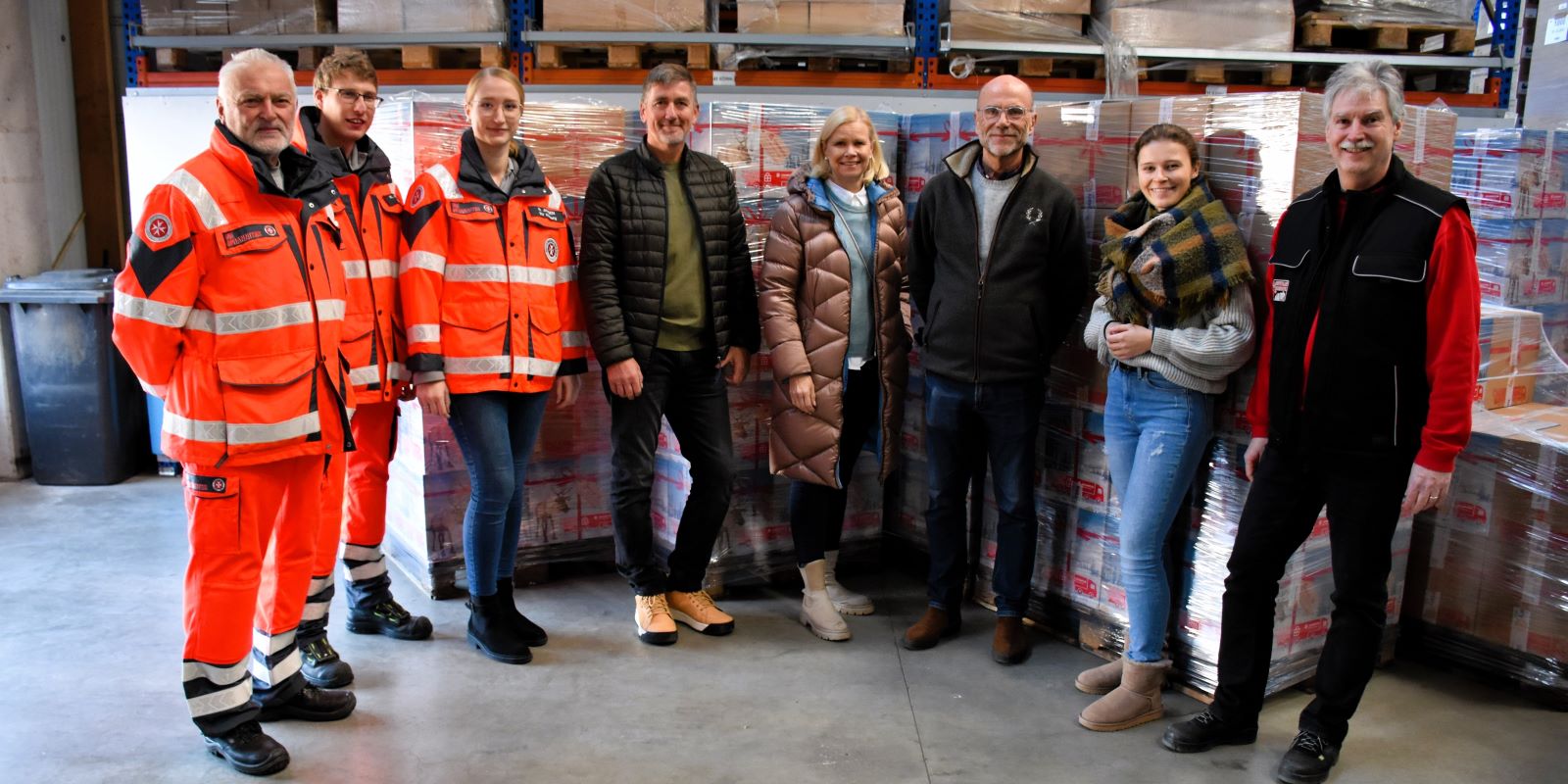 Glücklich über 300 gepackte Pakete: Die Johanniter Hansi Eggert (von links), Kevin Heckmann (beide Ortsverband Stade), Nadine Jansen (Ortsverband Seevetal) sowie die Rotarier Torsten Schümann, Stephanie Macioszek, Cornelius Herstatt, Anneke Hoffmann und Detlev Dose. Foto: Johanniter