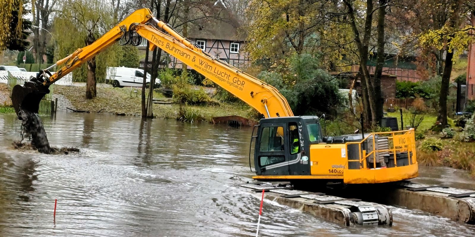 Der Feuerteich in Marmstorf wird seit Montag mit schwerem Gerät ausgebaggert. Foto: Peter Willems