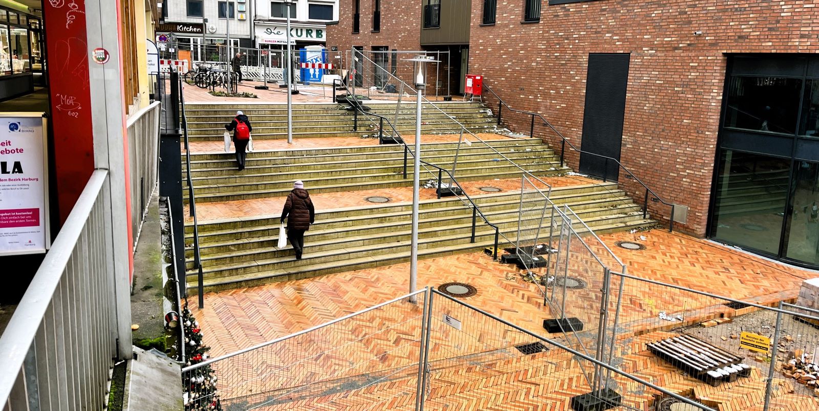 Die neue Freitreppe am Sand wurde bereits vor dem Ende der Bauarbeiten ein Stück weit geöffnet. Foto: Christian Bittcher