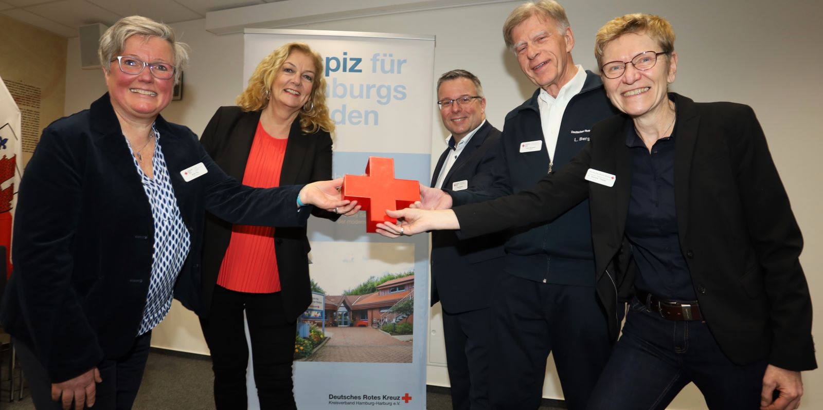 Britta True, Bettina Tietjen, Harald Halpick, Lothar Bergmann und Dr. Simone Thiede beim Empfang. Foto: Christian Bittcher