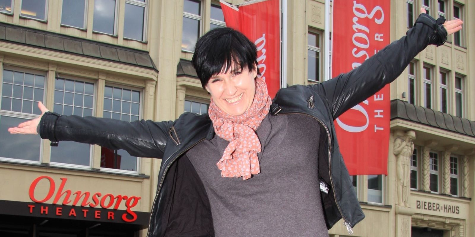 Schauspielerin Sandra Keck vor dem Ohnsorg-Theater. Foto: Christian Bittcher