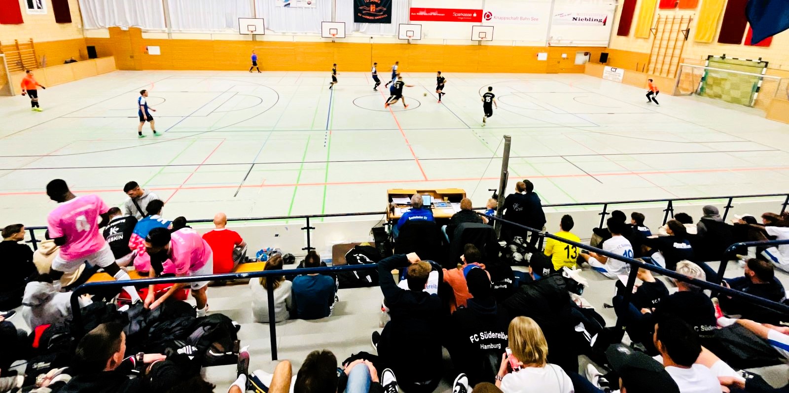 Sportlicher Leckerbissen zum Jahresbeginn in der Kersche: Zum 38. Mal findet Harburgs größtes Fußball-Wohltätigkeits-Turnier statt. Foto: Christian Bittcher