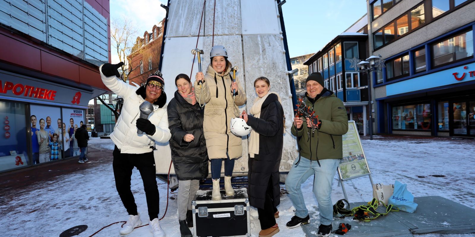 Vor dem knapp zehn Meter hohen Eiskletterberg in der Lü: Morris Teschke (DJ Mr. Happy, v.l.), Henrike Lorenz (Phoenix Center), Louisa Knipschild und Laura Modzelewski (Harburg Marketing e.V.),  und Thomas Kruk (M + M Eventkonzepte). Foto: Christian Bittcher