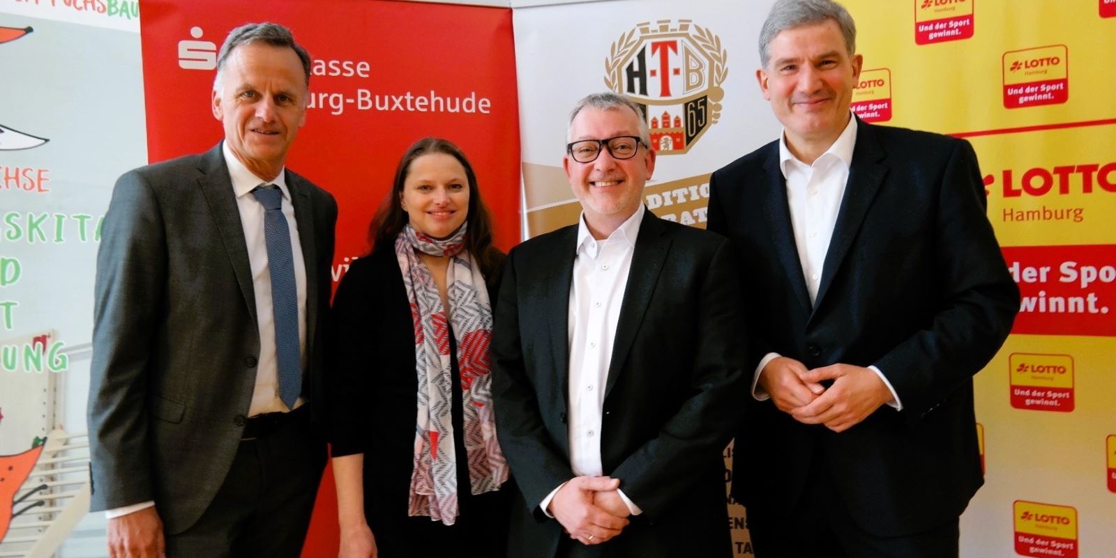 Staatsrat Christoph Holstein (v.l.), Senatorin Melanie Leonhard, HTB-Präsident Michael Armbrecht und SPD-Politiker Metin Hakverdi beim Neujahrsempfang des HTB. Foto: HTB