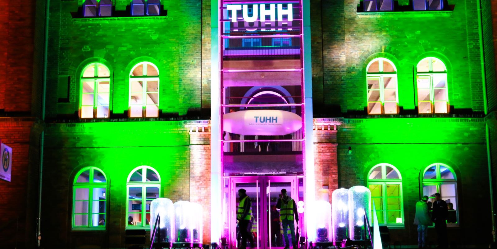 Der illuminierte Haupteingang der TUHH. Foto: Christian Bittcher 
