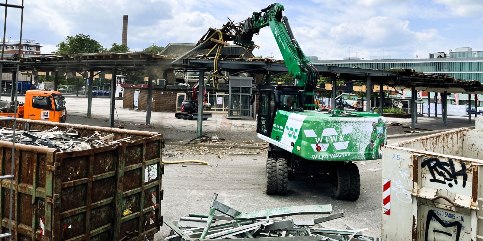 Abrissbagger am ZOB Harburg