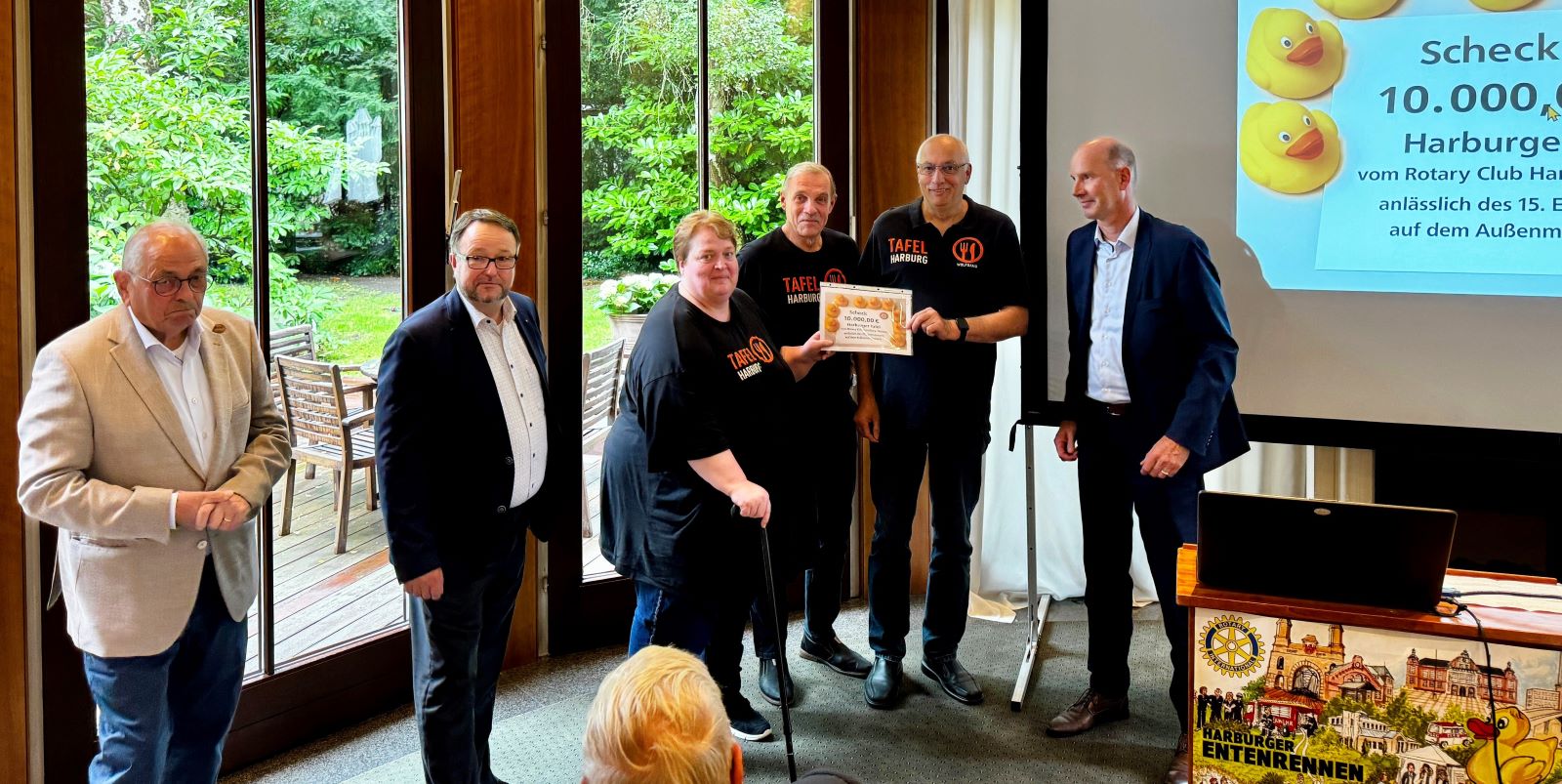 Scheckübergabe der Rotarier an die Tafel Harburg: Michael Witthöft (v.l.), Udo Stein, von der Tafel Sabine Pena, Thomas Rohde und Wolfgang Naujoks sowie Präsident Dr. Thomas Nesemann.   Foto: Rotary-Club Hamburg-Harburg
