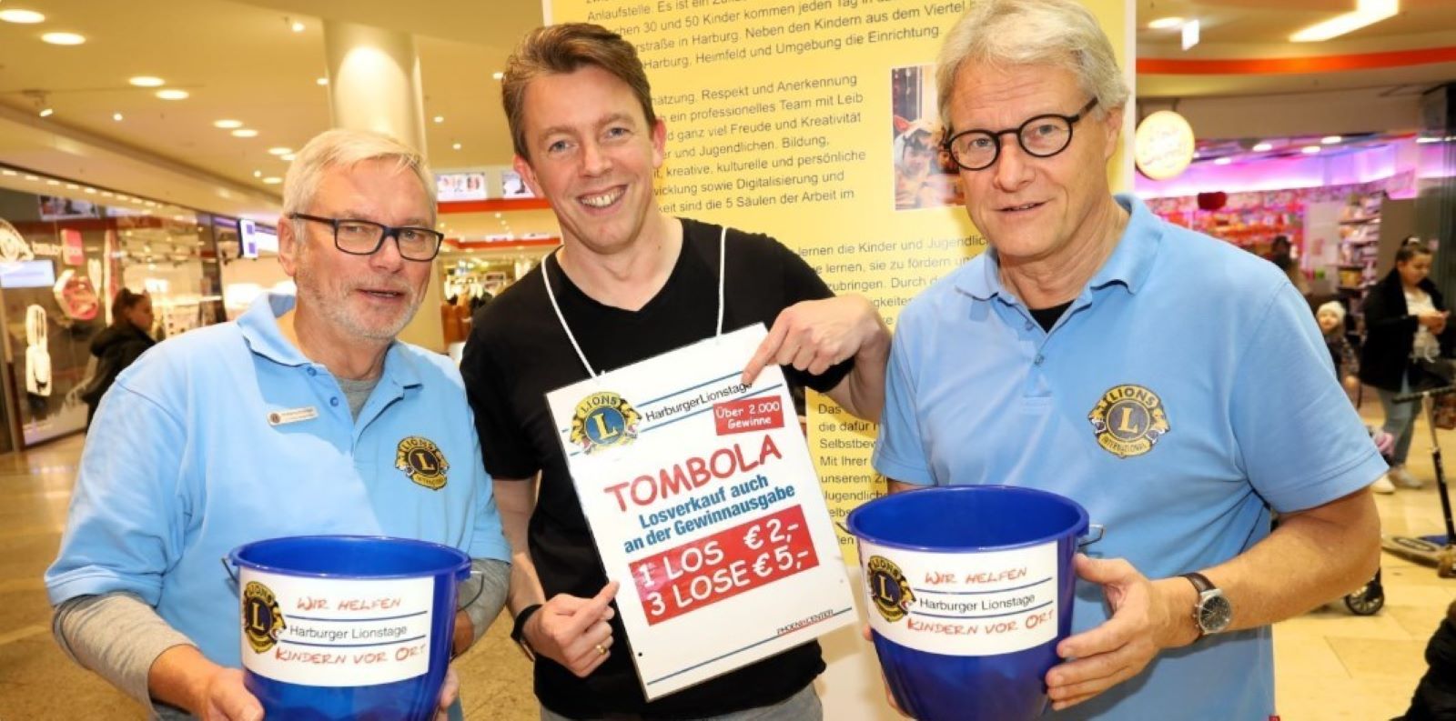 Die Lions Wolfgang Bräuniger (v.l.), Timo Wright und Jürgen Linzer legen sich beim Losverkauf ins Zeug. Foto: Christian Bittcher