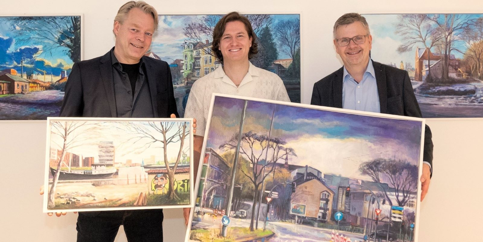Jens Brauer, Leiter der Abteilung Stadtgeschichte am Stadtmuseum Harburg, Ralf Schwinge, Cord Köster, Direktor Privatkunden der Sparkasse Harburg-Buxtehude. Foto: Stadtmuseum/Kreller
