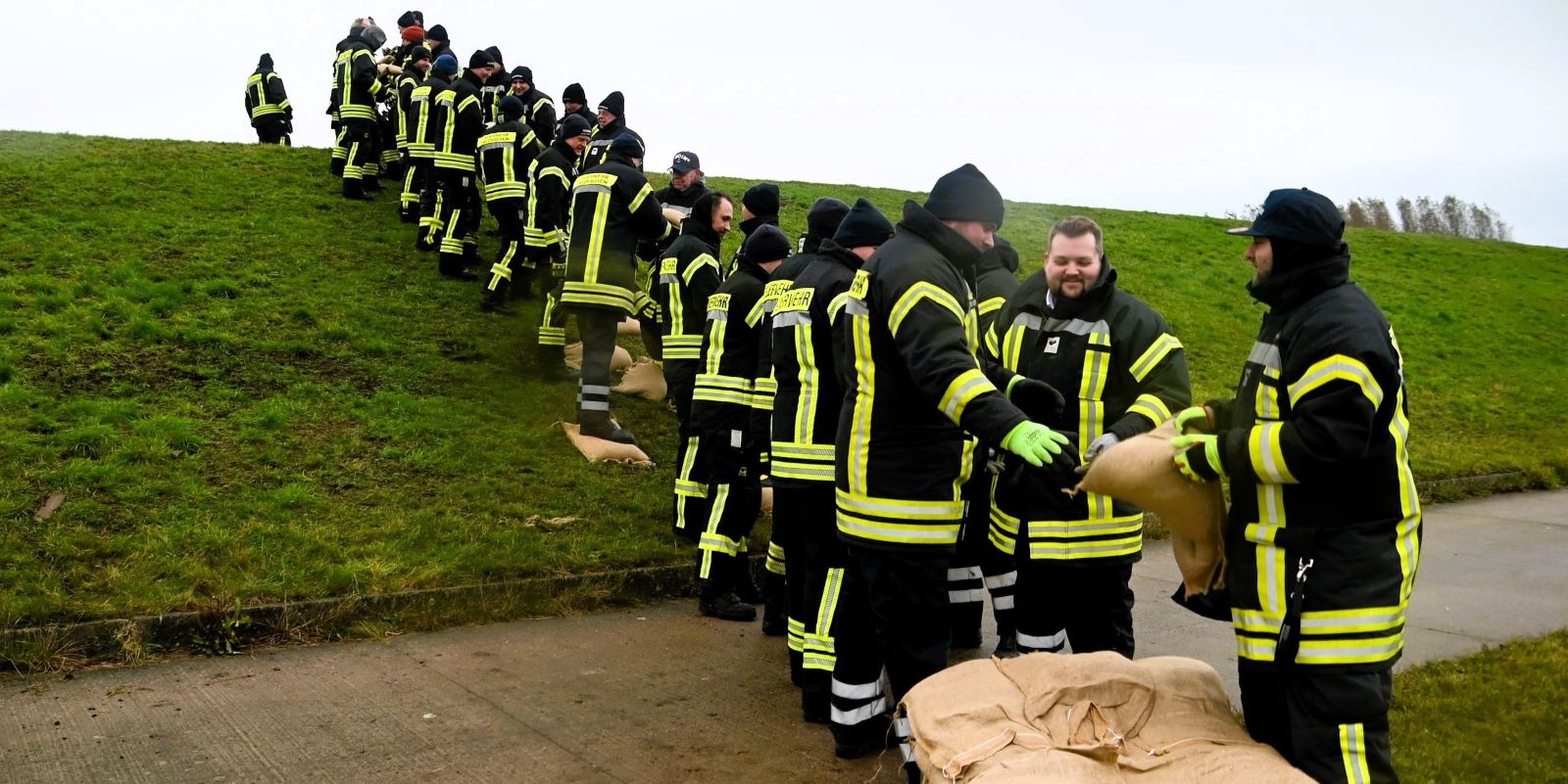  Bei widrigem Herbstwetter mit starkem Regen, achRund 320 Einsatzkräfte der Feuerwehren im Landkreis Harburg haben an einer großangelegten Deichverteidigungsübung an der Elbe teilgenommen. Foto: Feuerwehr