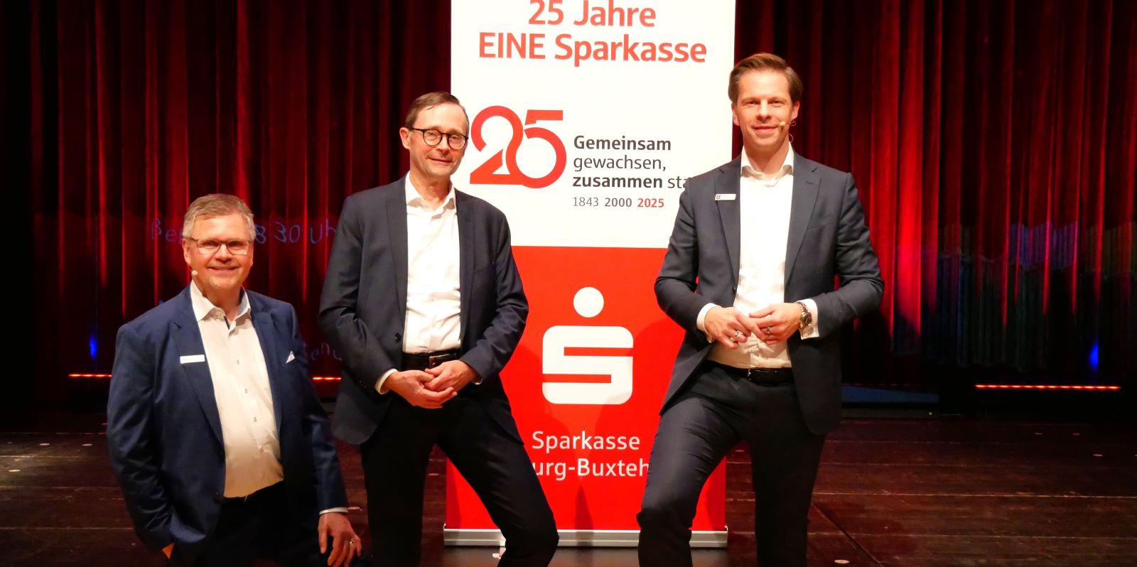 Vorstandsmitglied Frederik Schröder (rechts) und Regionaldirektor Cord Köster (links) freuten sich über Ein- und Ausblicke von Deka-Chefvolkswirt Dr. Ulrich Kater beim Sparkassen-Investmenttag. Foto: Sparkasse