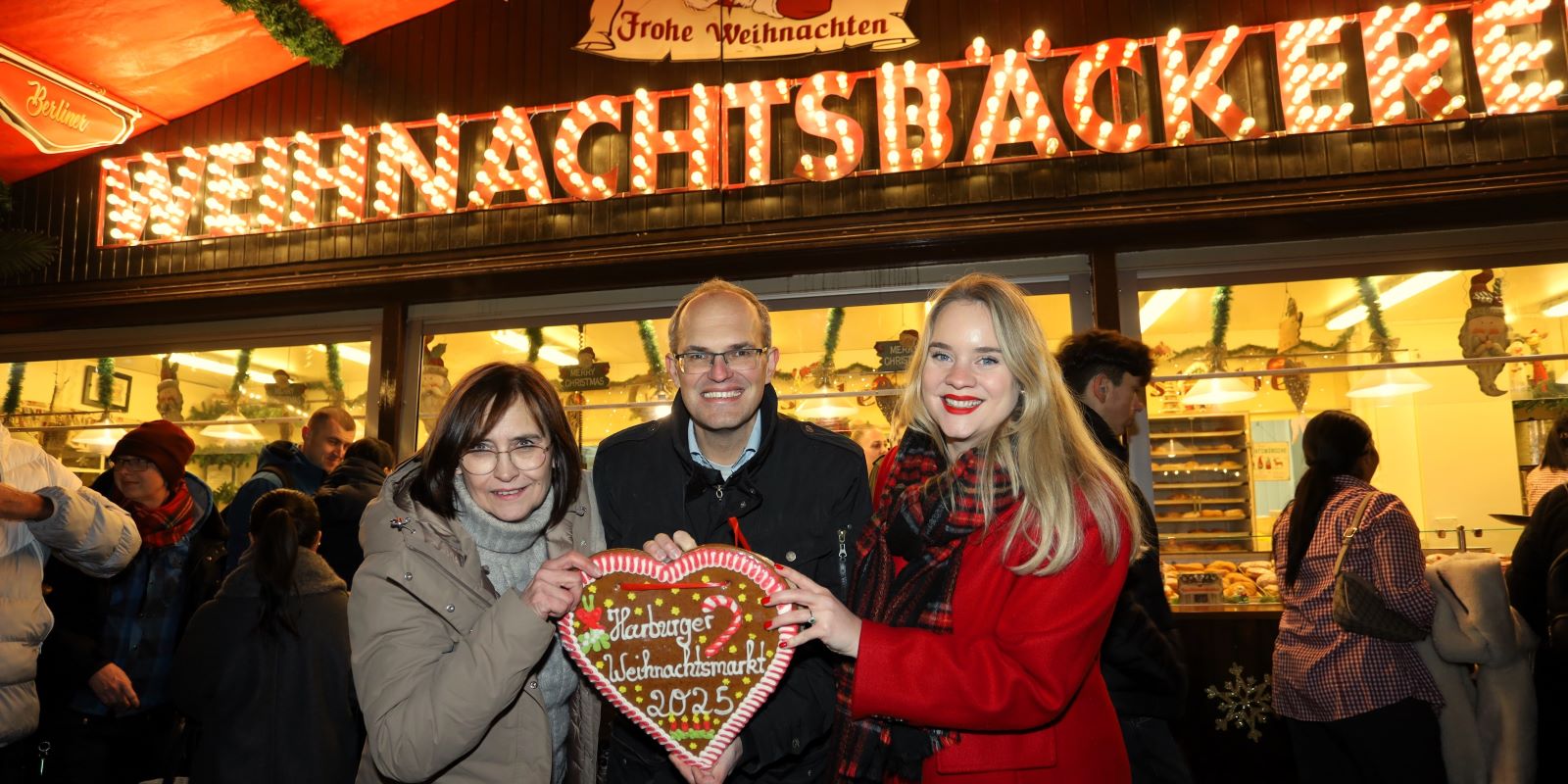 Anne Rehberg, Christian Carstensen und Antonia Marmon eröffneten den Weihnachtsmarkt. Foto: Christian Bittcher
