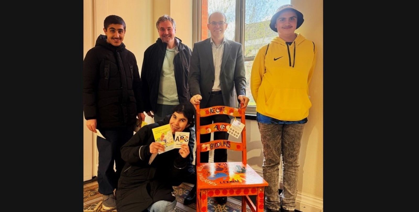 Schüler der Schule Elfenwiese übergeben im Rathaus den bunten "Stuhl für Kinderrechte" an Bezirksamtsleiter Christian Carstensen. Foto: pr