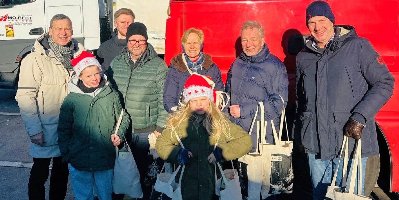 Mitglieder des Rotary-Clubs Hamburg-Harburg verteilten am 1. Weihnachtstag auf der Raststätte Harburger Berge 50 Weihnachtstüten an die Brummi-Fahrer. Foto: pr