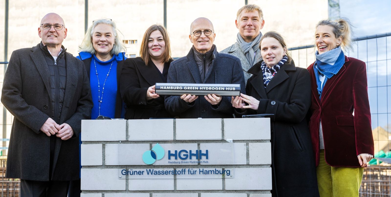Zusammen mit Umweltsenatorin Katharina Fegebank, Wirtschaftssenatorin Dr. Melanie Leonhard sowie Vertreterinnen der beiden Projektpartner Luxcara und Hamburger Energiewerke setzte Bürgermeister Dr. Peter Tschentscher eine Zeitkapsel in den Grundstein ein. Foto:  PR