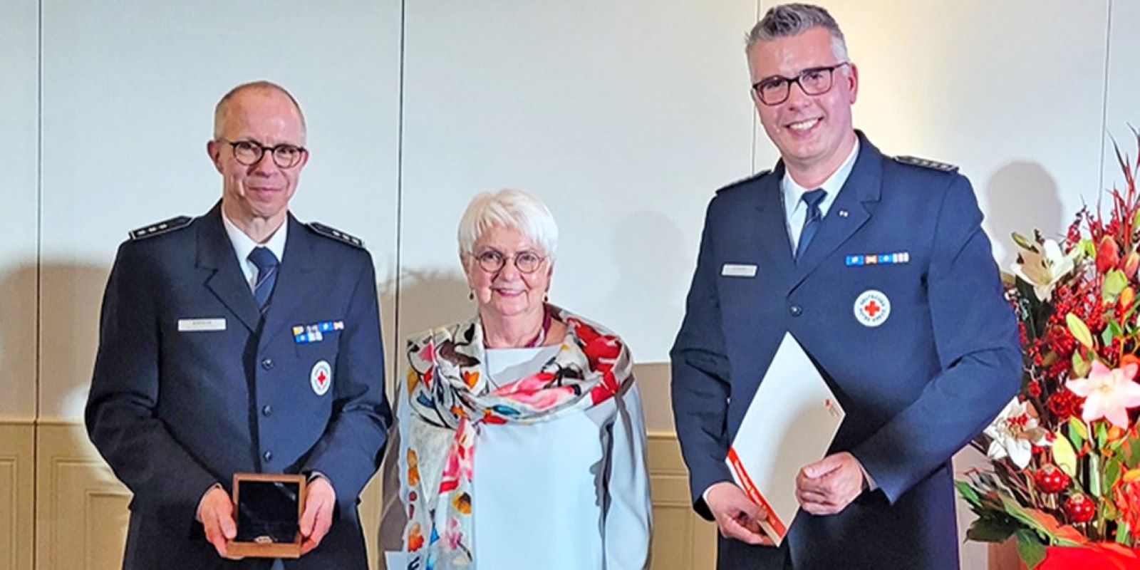 Die DRK-Dankmedaille für Oliver Ahrens (links) und Leiter Malte Stüben (rechts) aus den Händen der scheidenden DRK-Präsidentin Gerda Hasselfeld (Mitte). Foto: DRK-Harburg 2025