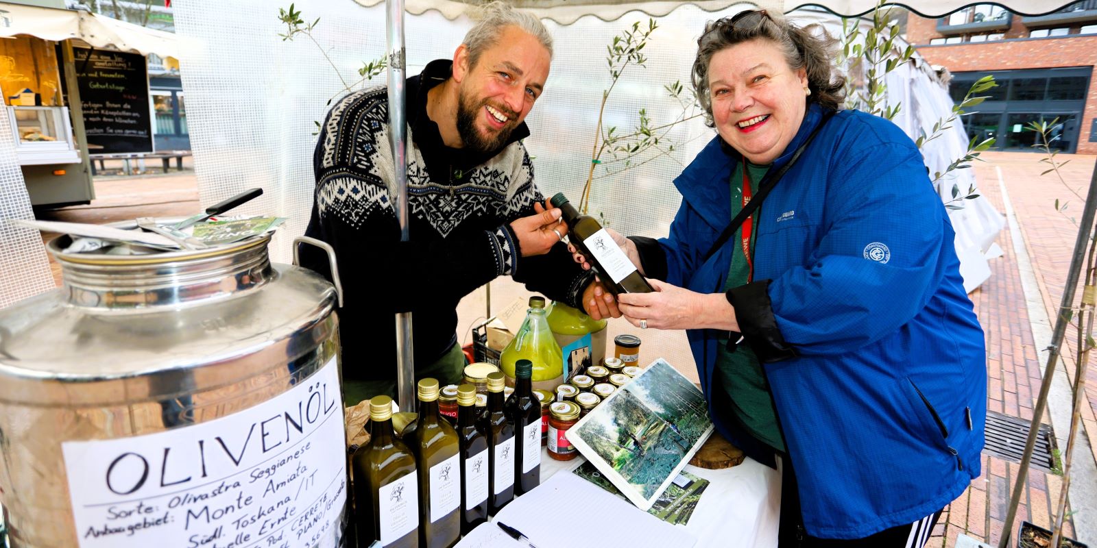 Endlich frisches Olivenöl: Silke Zauner aus Eißendorf freute sich riesig, dass Jakob Wenning auf dem Wochenmarkt war. Foto: Christian Bittcher