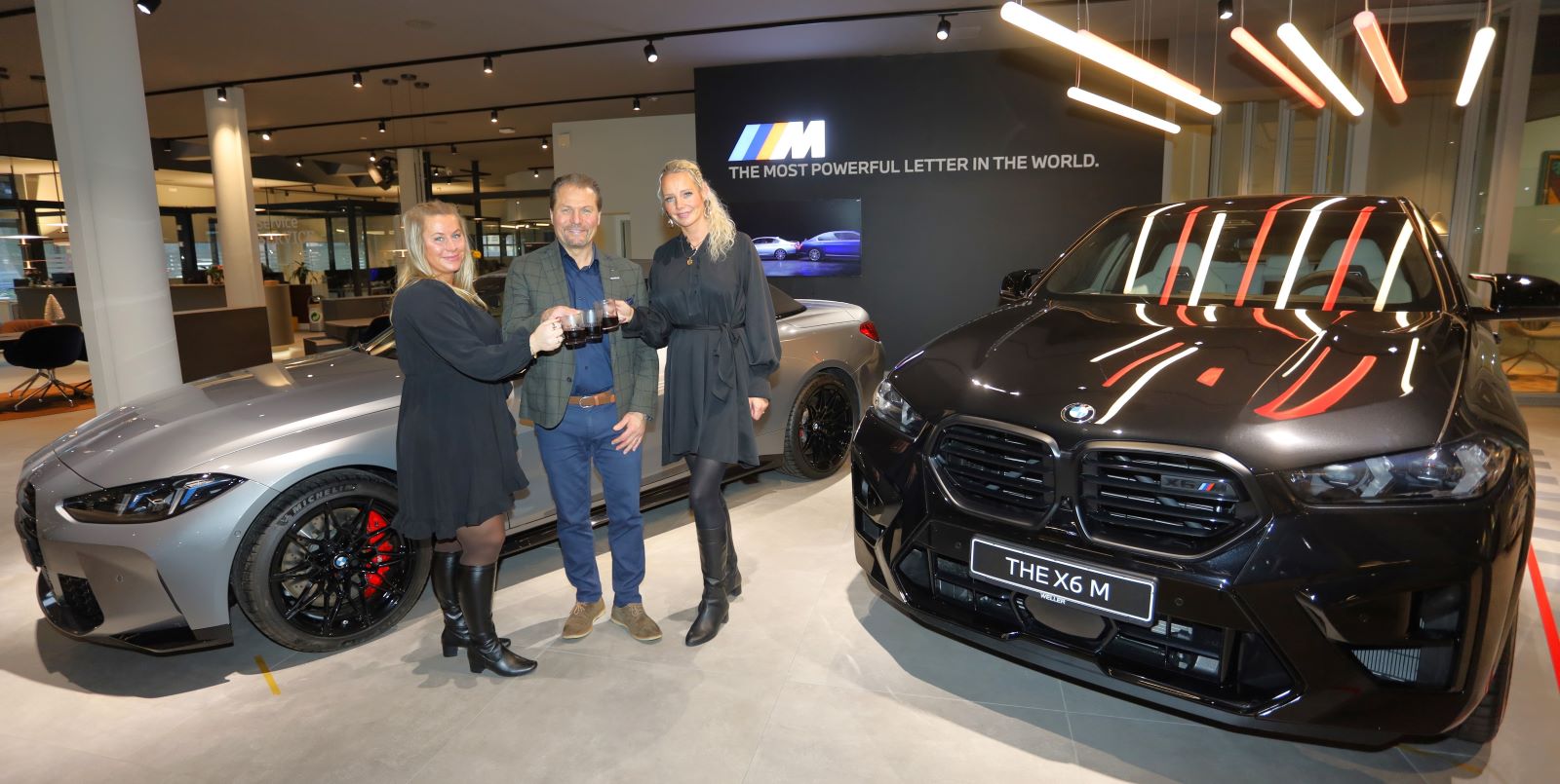Christina Schaettiger, David Breuer und Nadine Wagner stoßen auf den erfolgreichen Winterzauber bei Weller an. Foto: Christian Bittcher