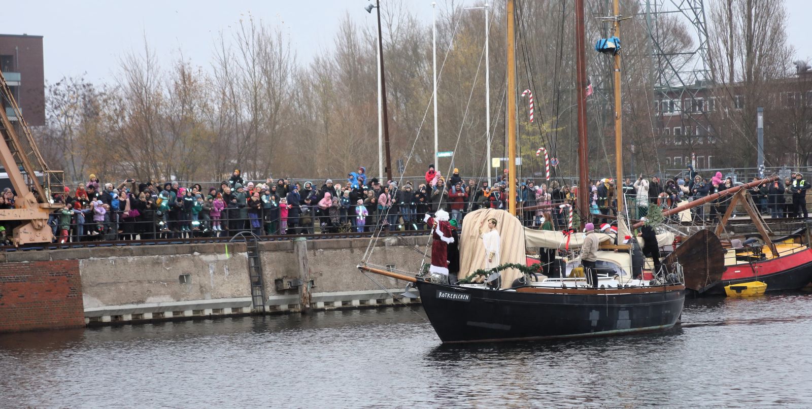 Nikolaus und seine Crew wurden von mehrerern Hundert Kindern im Binnenhafen erwartet. Foto: Christian Bittcher