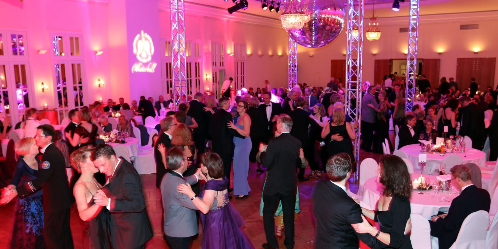 Tanz unter der Disco-Kugel: Im festlich geschmückten Ballsaal erwartet die Gäste eine romantische weihnachtliche Stimmung mit glitzernden Dekorationen und stillvoller Eleganz. Foto: Christian Bittcher