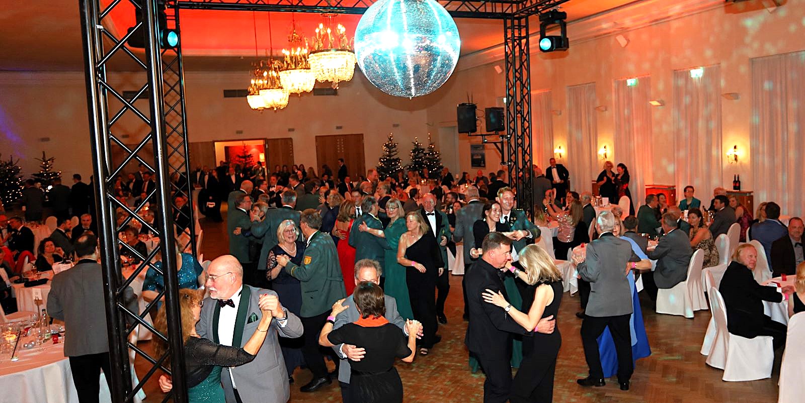Tanz unter der Disco-Kugel im festlich geschmückten Ballsaal. Foto: Christian Bittcher