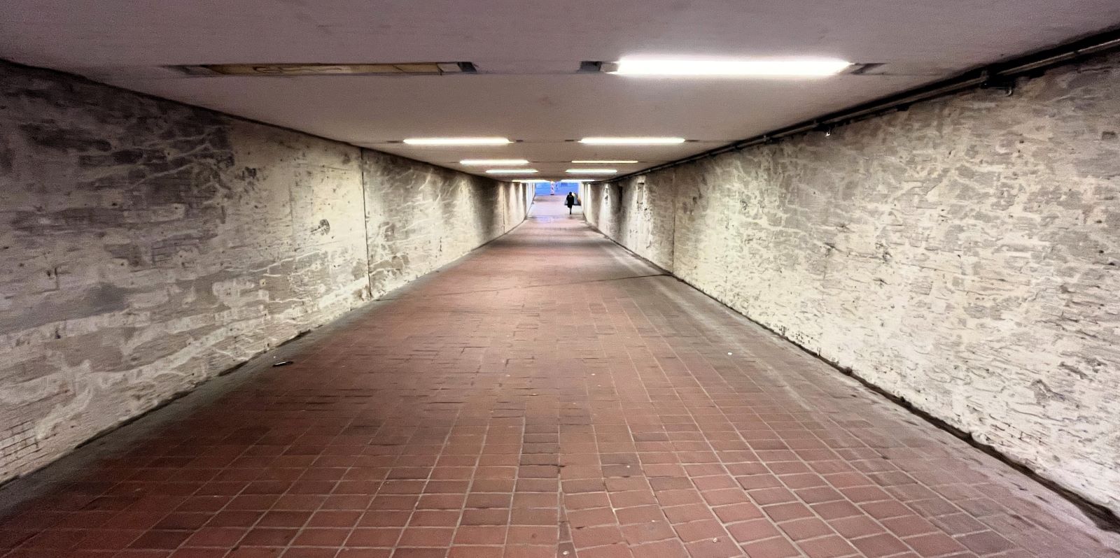 Die hellen Kacheln an den Tunnelwänden sind ebenso wie die „Bullaugen“ an den Seiten verschwunden, die Tunnelwände sind freigelegt. Foto: Christian Bittcher