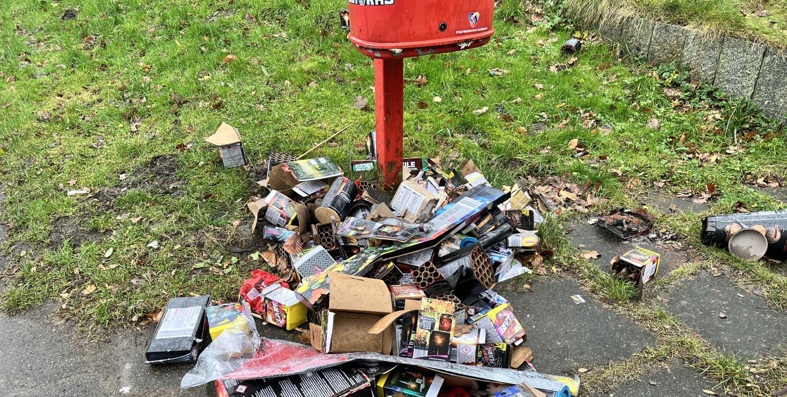 An vielen Ecken in Harburg ein Problem: Böllermüll am Neujahrsmorgen. Foto: Christian Bittcher 