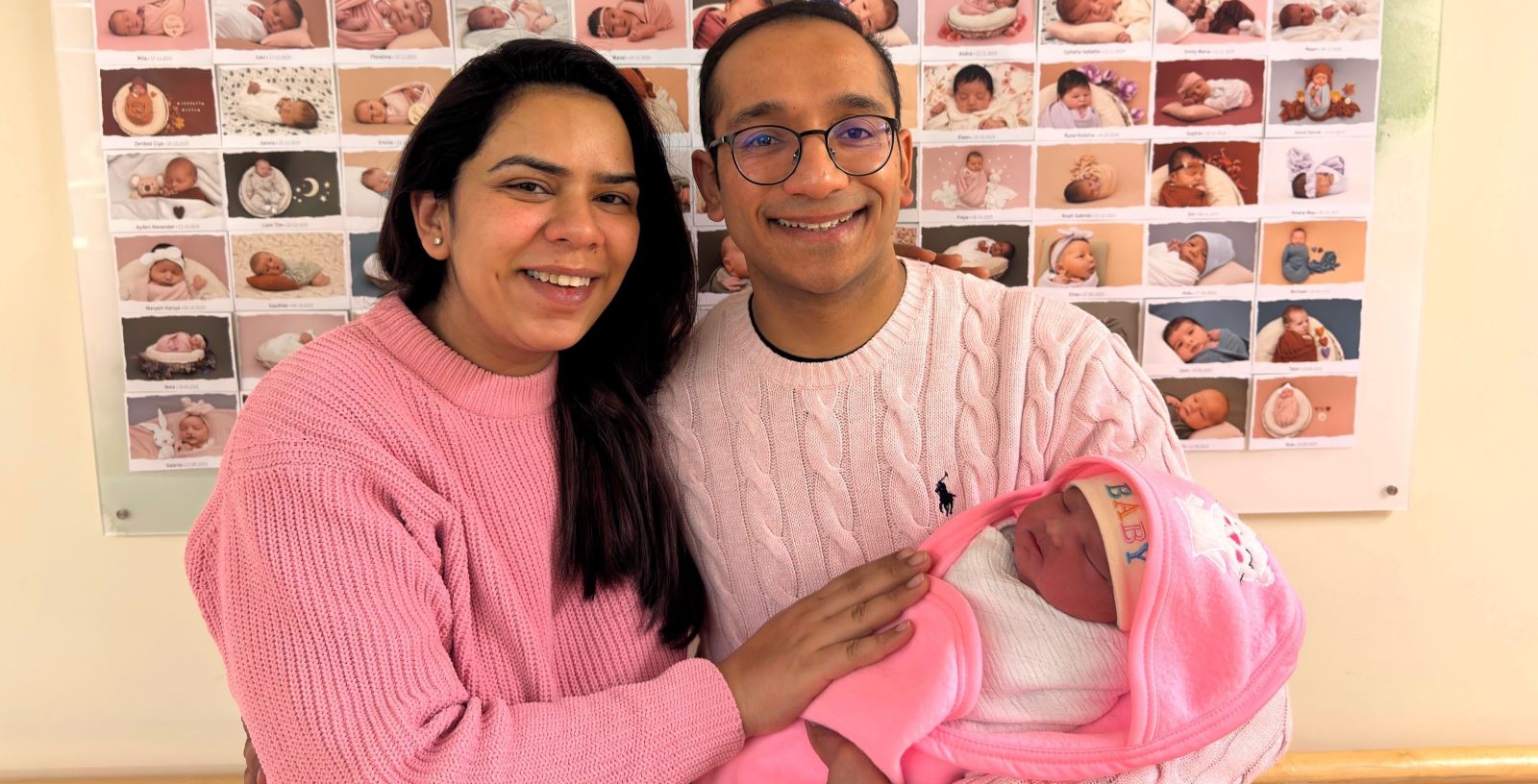 Die glücklichen Eltern, Ranjeeta und Shubham Batra, halten die kleine Vani im Arm. Foto: pr 