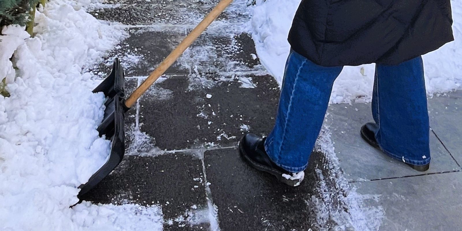 Verstärkung für den Schneeschieber: Auf Fuß- und Radwegen sowie Nebenflächen wurde das Verbot von Streusalz aufgehoben. Foto: Christian Bittcher