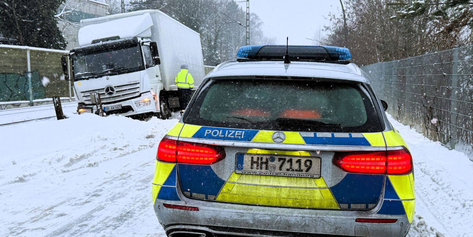 Auf der Straße Am Radeland in Heimfeld ist der Fahrer eines Lkw beim Ausweichen in die Gleise gerutscht. Foto: Lenthe-Medien