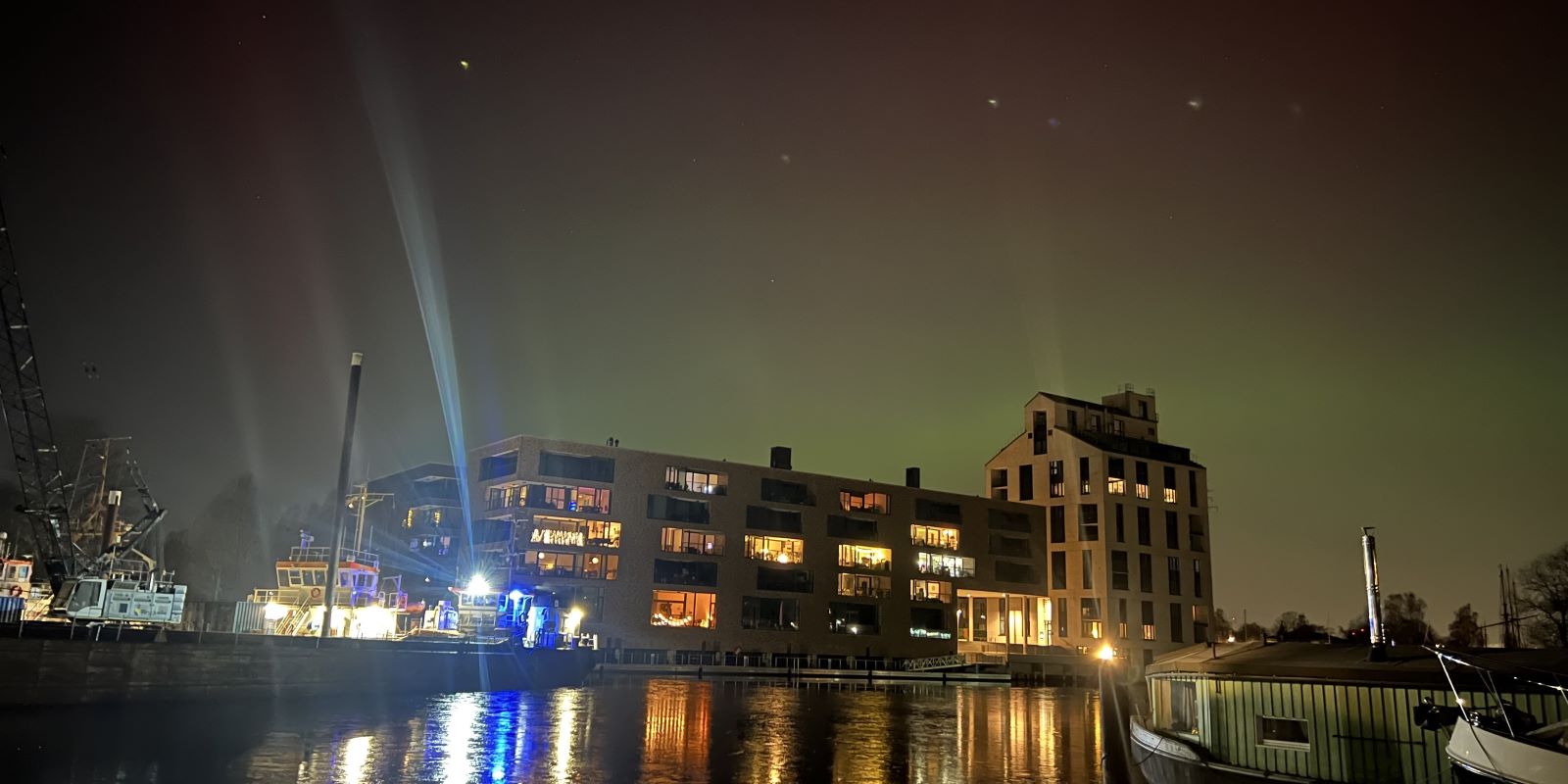 So selten schön sah es mit den Polarlichtern in der Nacht zu Dienstag im Harburger Binnenhafen aus. Foto: Werner Pfeifer