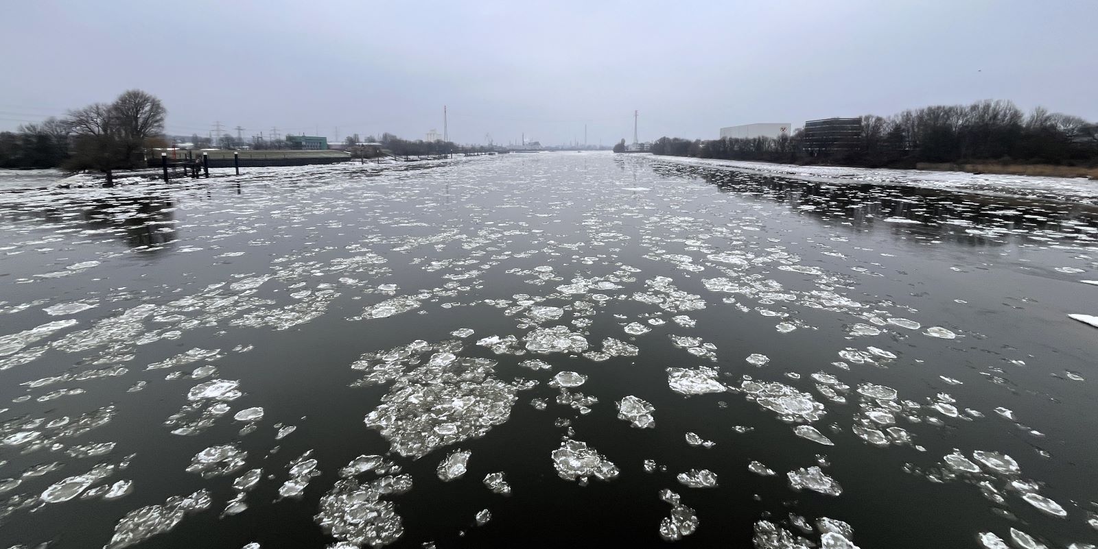 Spektakulärer Anblick: Eisgang auf der Süderelbe. Foto: Christian Bittcher