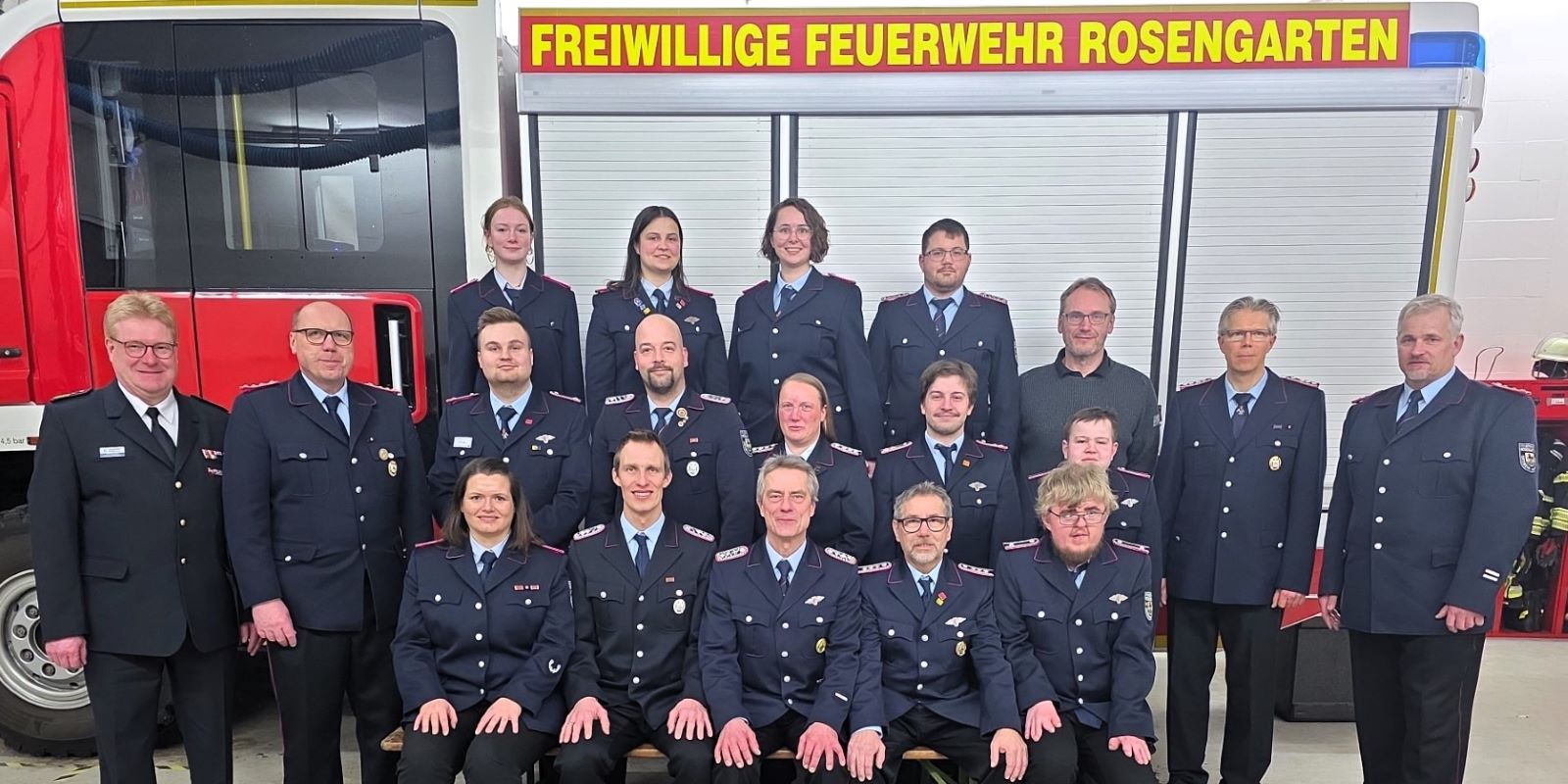 Gruppenfoto mit Geehrten, Beförderten und Ehrengästen. Foto: Ingar Braf