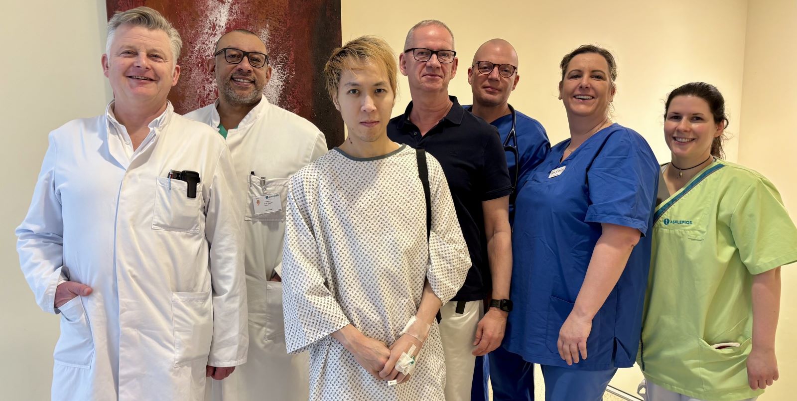 Nam Le Duc und Behandlungsteam im Asklepios Klinikum Harburg nach dem erfolgreichen Eingriff: Dr. Thomas Felderhoff (v.l., Ltd. Oberarzt Herzchirurgie), Prof. Dr. Aron-F. Popov (Chefarzt Herzchirurgie), Prof. Dr. Thoralf Kerner (Chefarzt Anästhesiologie), Atmungstherapeut Frank Jansen, Bereichsleitung Intensivstation Tina Köhler und Physiotherapeutin Sandra Guarino. Foto: Asklepios