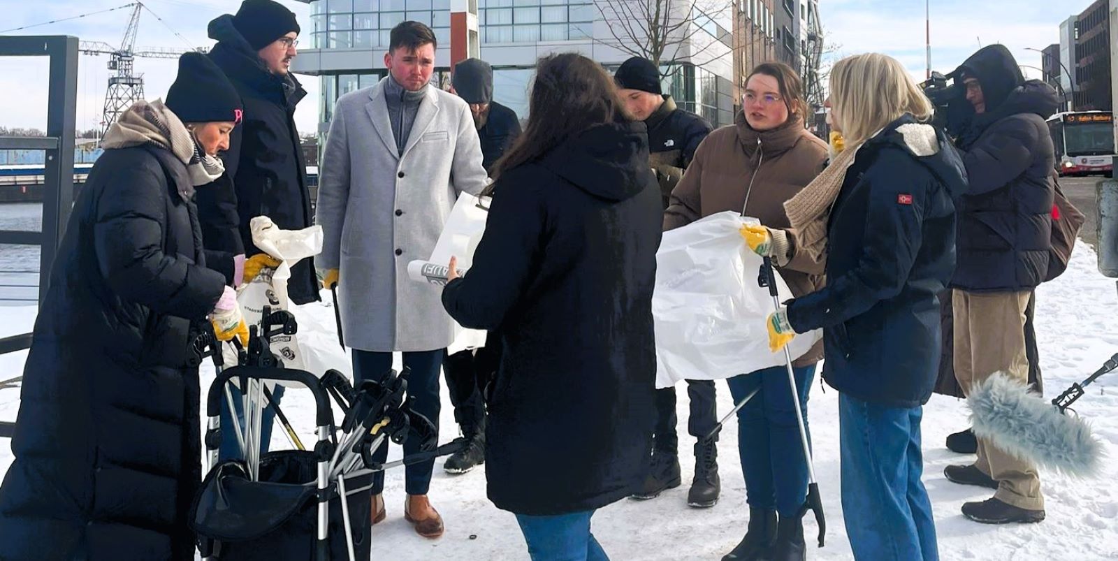 Bei eisigen Temperaturen wurde am Kanalplatz "klar Schiff" gemacht. Foto: ein