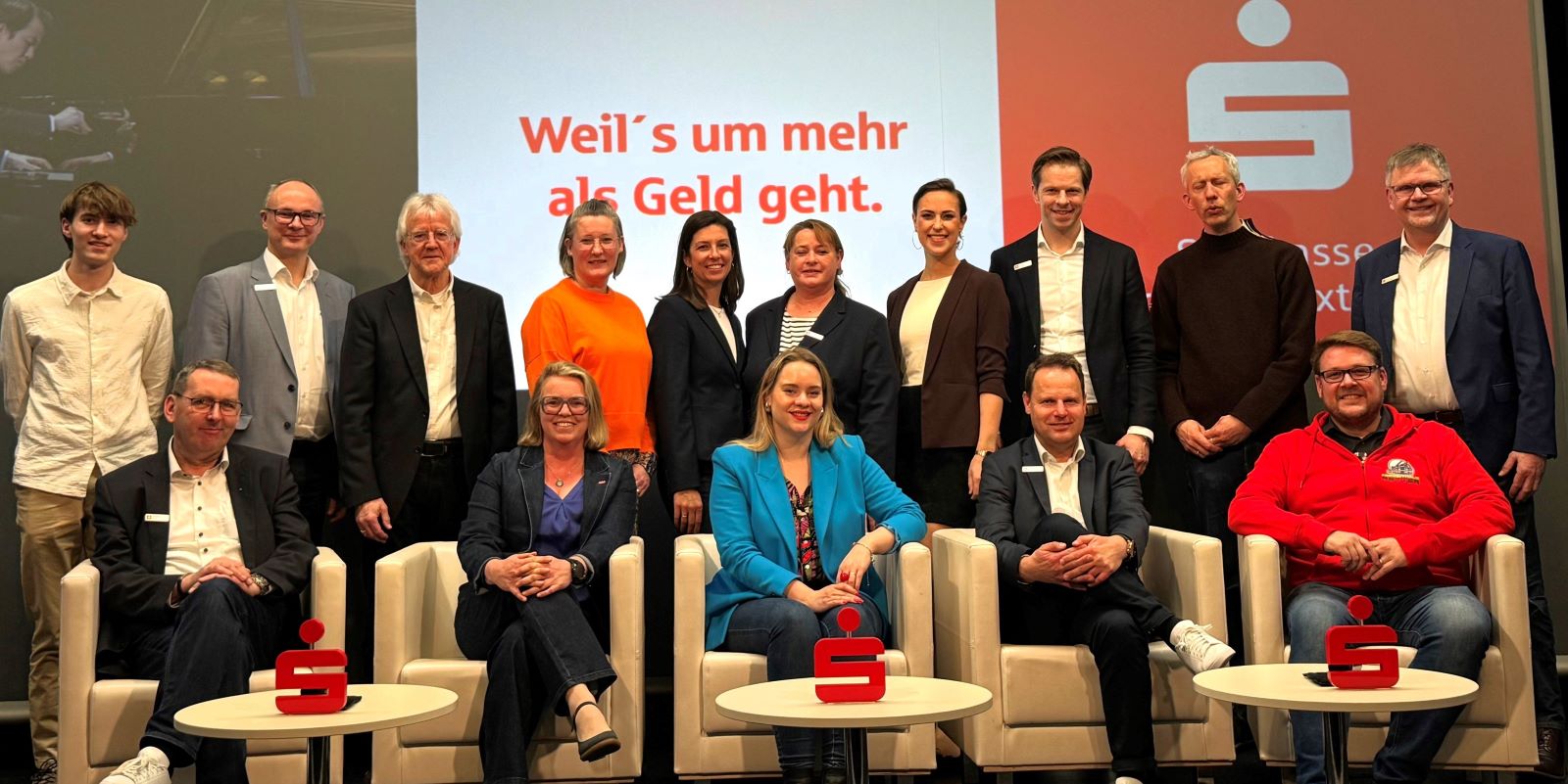 Abschluss Gruppenfoto: Sie sorgten für einen informativen und unterhaltsamen Jahresempfang Fördermanagement. Foto: Sparkasse