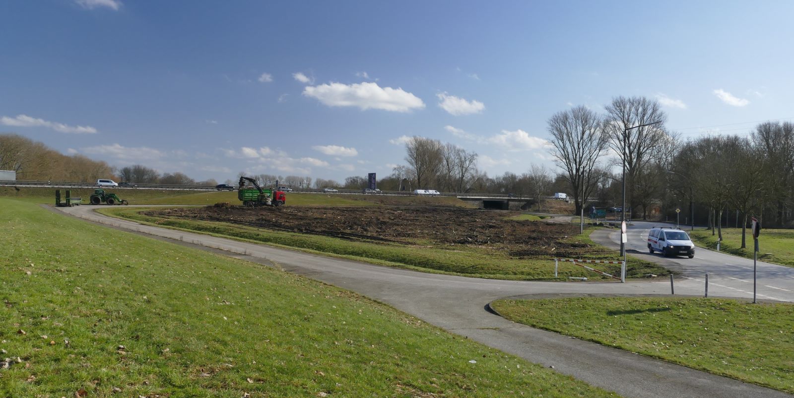 Bis vor kurzem stand in Neuland am Deich an der A1 noch ein Wildes Wäldchen. Das ist jetzt verschwunden. Foto: Gisbert Vokrap