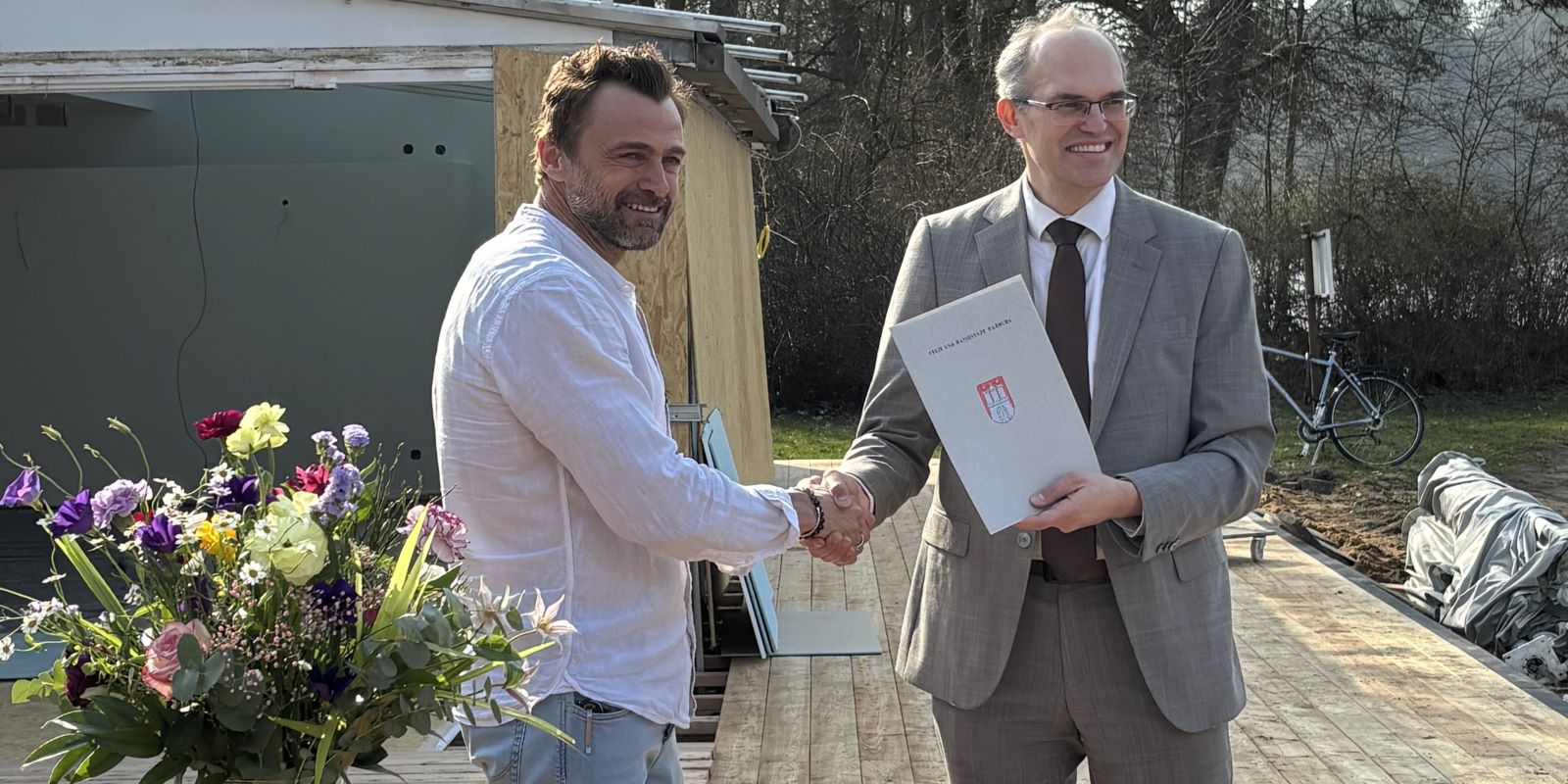 Vertragsunterzeichnung an der Außenmühle: Torben Kostiuk (links) und Christian Carstensen. Foto: Bezirksamt 