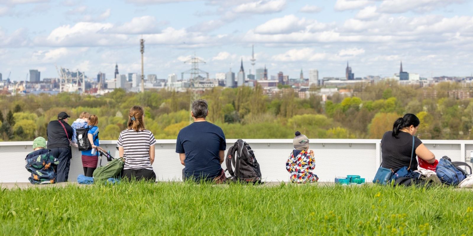 Besucher genießen auf dem Energieberg die tolle Aussicht. Foto: SRH