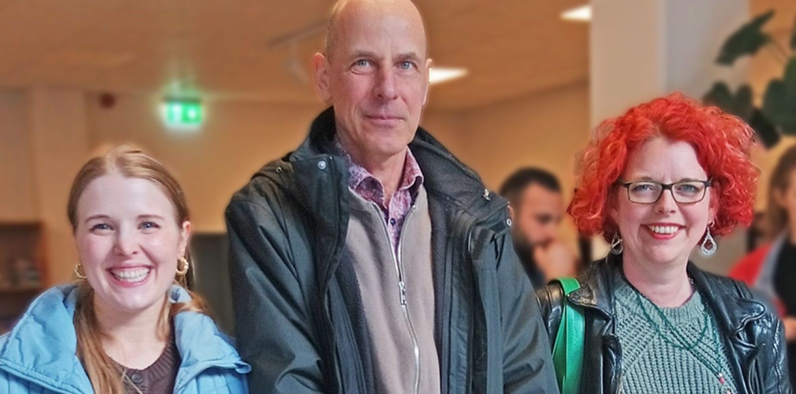 Eileen Ströver (Verwaltungskraft Migration und Existenzsicherung), Nicolai Panke (Bereichsleiter Migration und Existenzsicherung) und Anett Wohlers (Einrichtungsleiterin Notunterkunft Neuland). Foto: DRK-Harburg