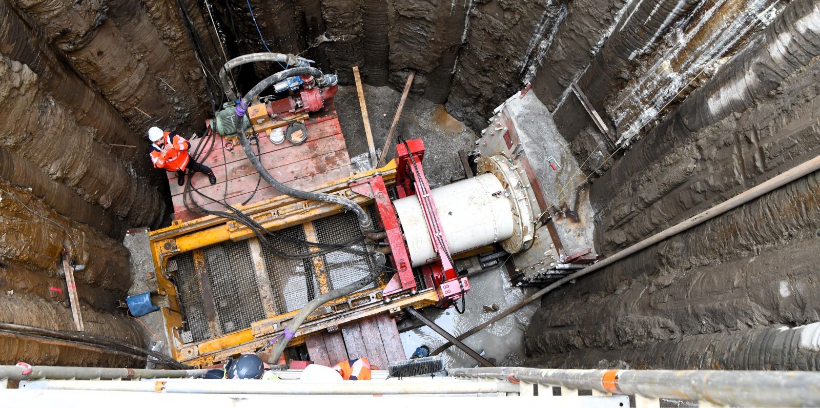 Über 106 Meter Länge gräbt sich derzeit eine Vortriebsmaschine von einem 13 Meter tiefen Startschacht unter der Hafenbahn in Altenwerder durch. Dort legen die Hamburger Energienetze dann die Wasserstoffversorgung für die Industrie in den Hafengebieten Waltershof, Altenwerder und Finkenwerder. Foto: Hamburger Energienetze