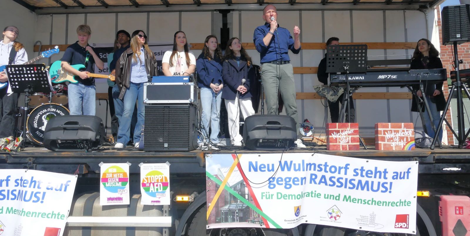 Zu den Rednern gehörte auch Bürgermeister Tobias Handke. Foto: Gisbert Vokrap