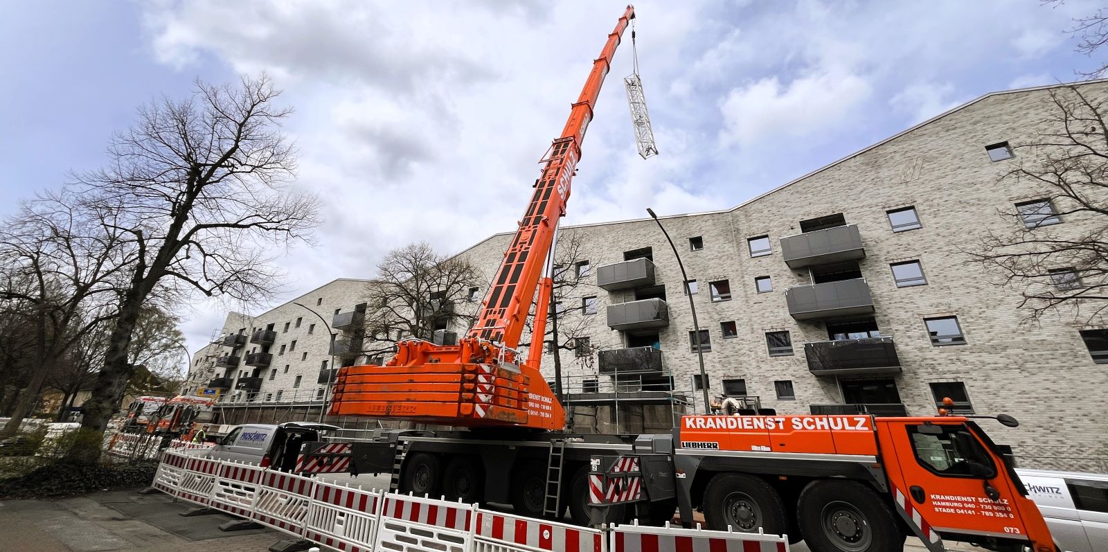 Kran am Haken: Stück für Stück wurde der Baukran an der Bremer Straße abgebaut. Foto: Christian Bittcher