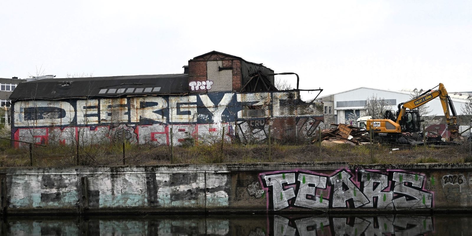 Der Abriss hat begonnen: Die Soul-Kitchen Halle in Wilhelmsburg. Foto: Lenthe-Medien/Apelt